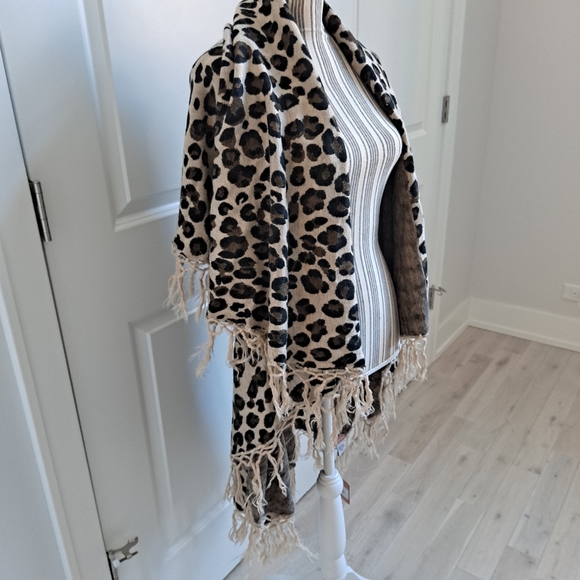 lèRumi Fringed Leopard Print Cardigan Sweater - Picture 2 of 8